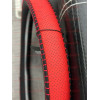 Husa volan contur rosu imitatie piele perforata neagra cu imitatie piele perforata si cusatura rosie ATA3108